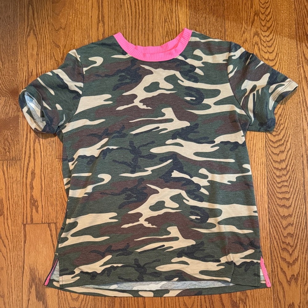 Ceny Nordstrom’s Camo T-Shirt with Hot Pink Accent